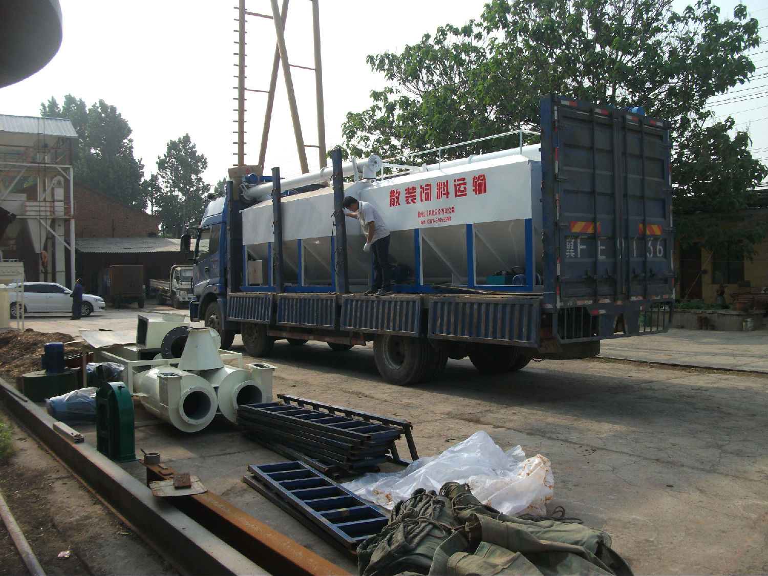 散裝飼料運(yùn)輸車